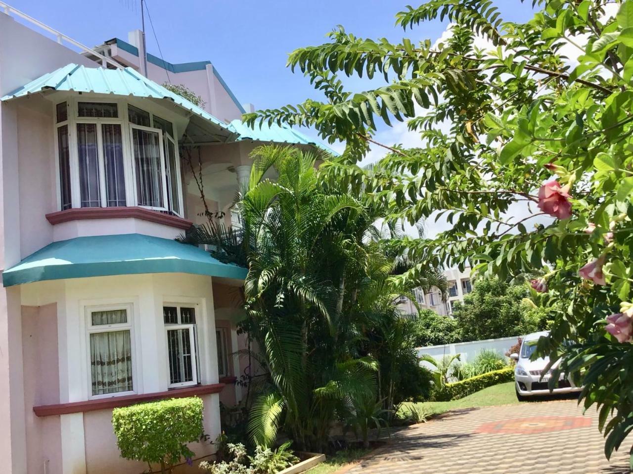 Fayruz Villa Is A 3 Bedroom, 3 Bathroom Detached House With Ac And Swimming Pool 5 Minutes Walk From Flic En Flac Public Beach Eksteriør bilde