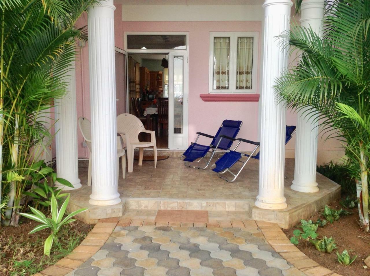 Fayruz Villa Is A 3 Bedroom, 3 Bathroom Detached House With Ac And Swimming Pool 5 Minutes Walk From Flic En Flac Public Beach Eksteriør bilde