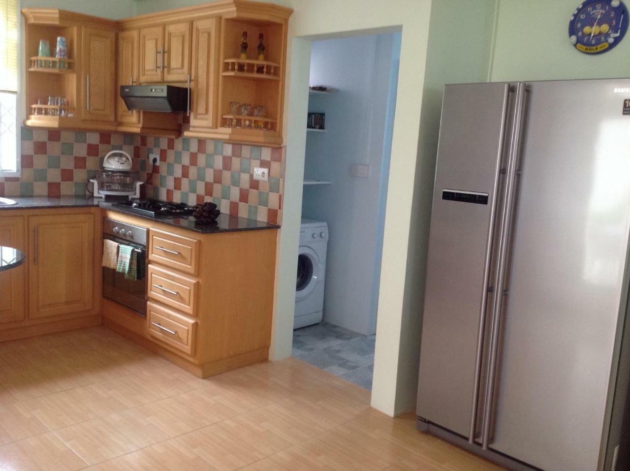 Fayruz Villa Is A 3 Bedroom, 3 Bathroom Detached House With Ac And Swimming Pool 5 Minutes Walk From Flic En Flac Public Beach Eksteriør bilde